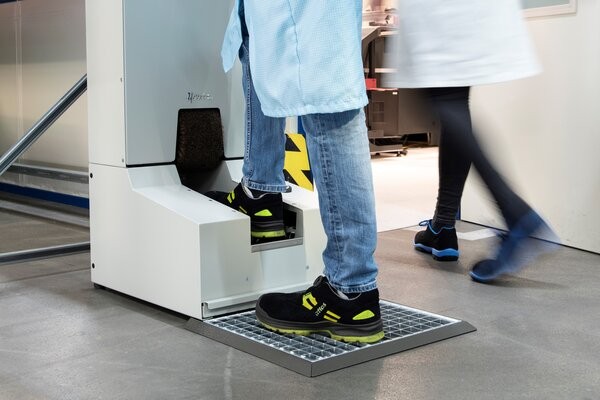 Solamat 100 w użyciu podczas czyszczenia butów roboczych